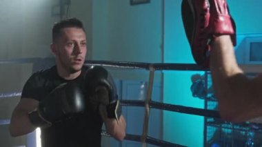 Antrenörle konsantre boksör eğitimi. Kutu çalışması. Birlikte çalışalım..