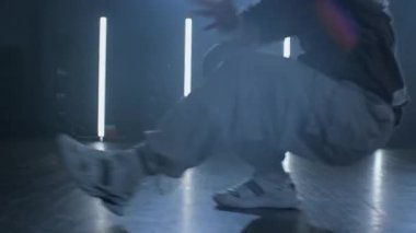 Smoky stüdyosunda hip hop dansı yapan yetenekli bir bayan dansçı. Enerji kızı..