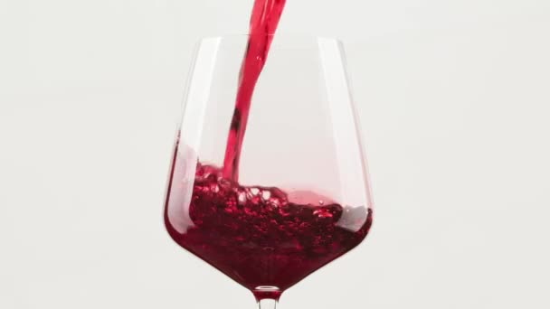 把红酒倒入酒杯里红酒加满酒杯的特写 — 图库视频影像