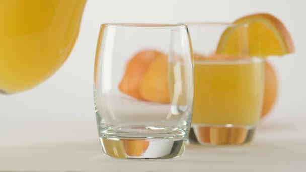 Orangensaft im Glas. Orangensaft ins Glas gießen — Stockvideo