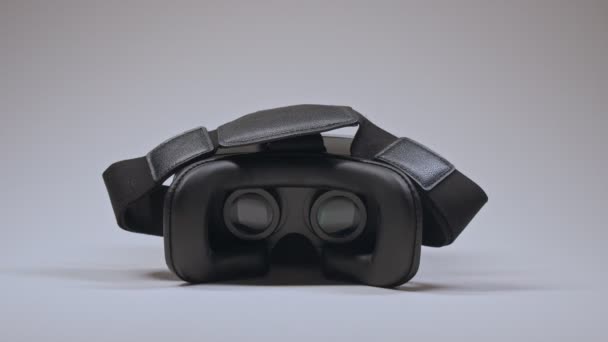 Манские руки берут VR очки и носят их на белом фоне. — стоковое видео