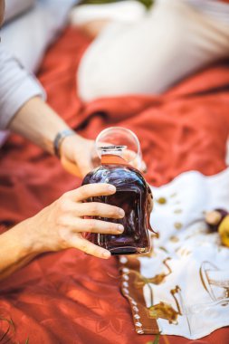 Adam kırmızı şarap cam piknik dökülen