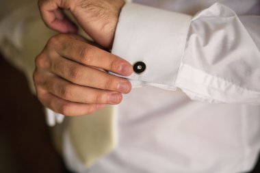 takım elbisesi kelepçe kadar düğmelerini sabah damat