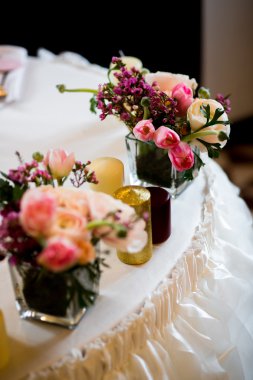 Şık düğün masa dekorasyonu