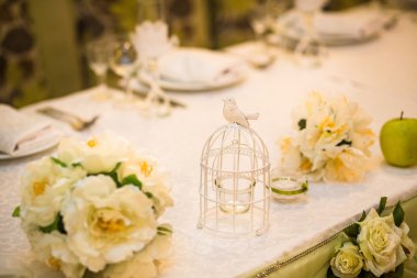 Şık düğün masa dekorasyonu