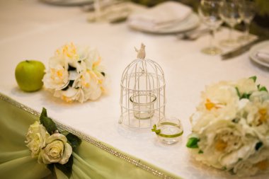 Şık düğün masa dekorasyonu