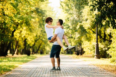 Hipster genç çift eğleniyor birlikte parkta bir yaz gününde.