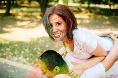 Holi renkli Festivali renkli boya tozu ile parkta oynayan genç ve güzel, hippi çift.