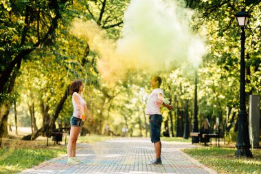 Holi renkli Festivali renkli boya tozu ile parkta oynayan genç ve güzel, hippi çift.