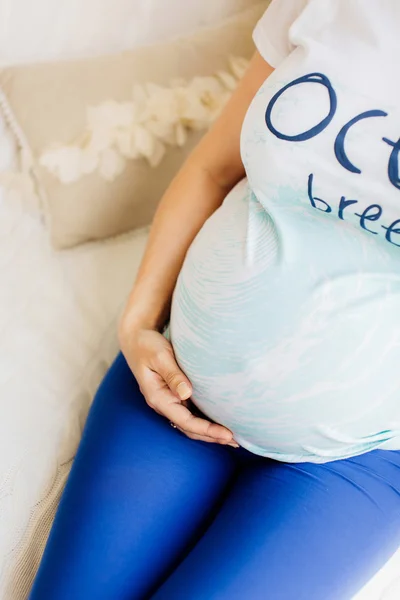 Ung vacker gravid kvinna Håll händerna på magen. — Stockfoto