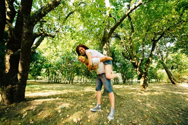 若く、美しく、流行に敏感なカップルの色粉体塗料とホーリー色祭公園で遊んで. — ストック写真