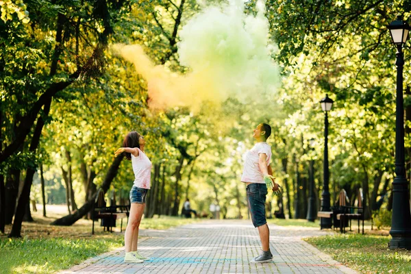 Holi renkli Festivali renkli boya tozu ile parkta oynayan genç ve güzel, hippi çift. — Stok fotoğraf