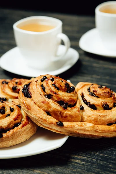 Gustosi pretzel e due tazze di tè sul tavolo di legno scuro Foto Stock Royalty Free