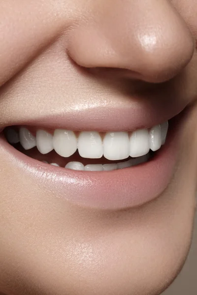 Belo sorriso com dentes clareadores. Fotografia dentária. Macro close-up de boca feminina perfeita, rutina lipscare — Fotografia de Stock