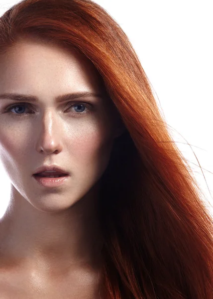Gyönyörű gyömbér fiatal nő haja és naturel smink repülő. Szexi modell egyenesen vörös hajú szépség portréja. Hosszú puha fényes frizura. Stúdió közeli lövés o vörös hajú lány divat megjelenés — Stock Fotó