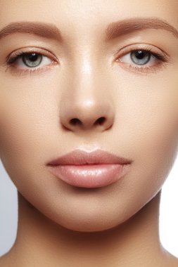 Mükemmel temiz parlak deri, doğal moda makyaj güzel genç kadın. Yakın çekim kadın, taze spa bak