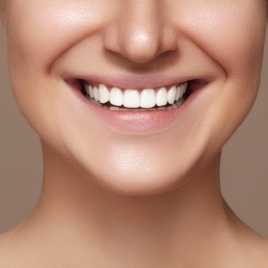 Diş beyazlatma ile güzel gülümseme. Diş fotoğraf. Makro closeup lipscare rutine mükemmel kadın ağız