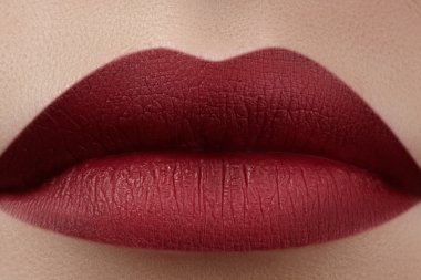 Kadının dudakları ile moda kırmızı makyaj close-up. Güzel kadın ağzı, mükemmel makyaj ile dolgun dudaklar. Klasik sima. Kadın yüzü parçası. Makro çekim dolgun dudaklar üzerinde güzel makyaj.
