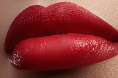 Kadının dudakları ile moda kırmızı makyaj close-up. Güzel kadın ağzı, mükemmel makyaj ile dolgun dudaklar. Klasik sima. Kadın yüzü parçası. Makro çekim dolgun dudaklar üzerinde güzel makyaj.