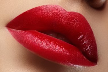 Kadının dudakları ile moda kırmızı makyaj close-up. Güzel kadın ağzı, mükemmel makyaj ile dolgun dudaklar. Klasik sima. Kadın yüzü parçası. Makro çekim dolgun dudaklar üzerinde güzel makyaj.