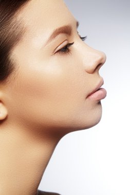 Mükemmel temiz parlak deri, doğal moda makyaj güzel genç kadın. Yakın çekim kadın, taze spa bak