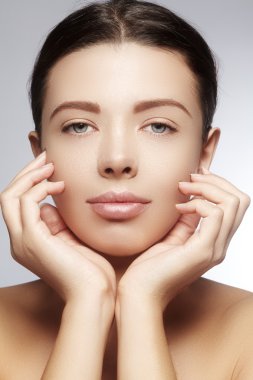 Mükemmel temiz parlak deri, doğal moda makyaj güzel genç kadın. Yakın çekim kadın, taze spa bak