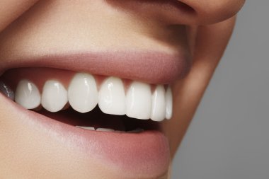 Diş beyazlatma ile güzel gülümseme. Diş fotoğraf. Makro closeup lipscare rutine mükemmel kadın ağız