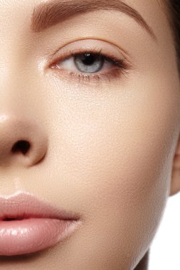 Mükemmel temiz parlak deri, doğal moda makyaj güzel genç kadın. Yakın çekim kadın, taze spa bak