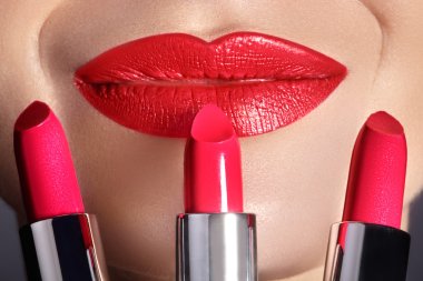 Kadının dudakları ile moda kırmızı makyaj close-up. Güzel kadın ağzı, mükemmel makyaj ile dolgun dudaklar. Kadın yüzü parçası. Makro çekim dolgun dudaklar üzerinde güzel makyaj. Seçim ruj