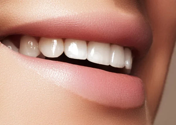 Krásný úsměv s bělení zubů. Zubní fotografie. Detailní makro dokonalé ženských úst, Gelatine lipscare — Stock fotografie