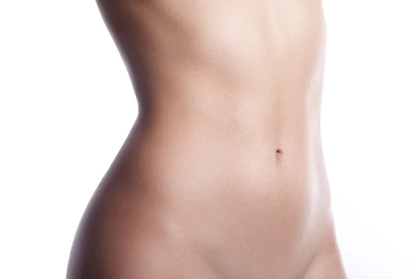 Güzel vücut şekilleri. İnce bel, düz göbek, yumuşak temiz cilt. Beyaz arka plan üzerinde mükemmel kadın bedeni. Seksi eğriler, spor formu. Sağlık