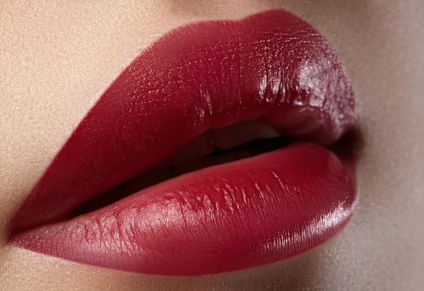 Primer plano de labios femeninos con maquillaje brillante. Macro de cara de mujer. Maquillaje de labios de moda con lápiz labial rojo. Disparo horizontal — Foto de Stock