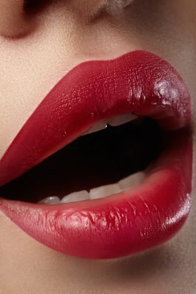 Close-up dari bibir perempuan dengan makeup yang cerah. Makro wajah wanita. Mode bibir make-up dengan lipstik merah. Tembakkan horisontal — Stok Foto