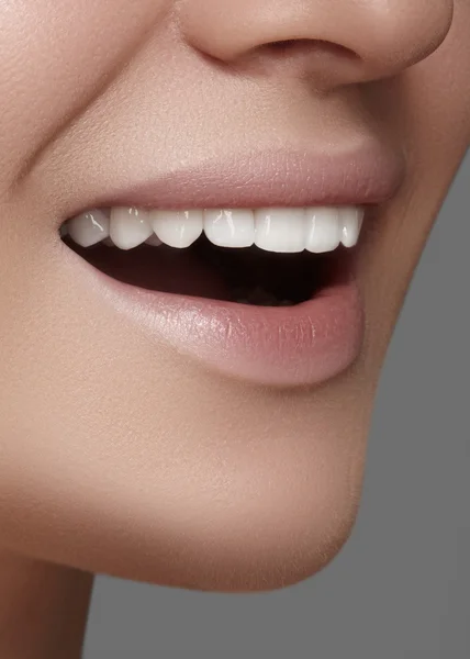 Bel sorriso con sbiancamento dei denti. Foto dentale. Macro primo piano di perfetta bocca femminile, lipspaventare rutina — Foto Stock