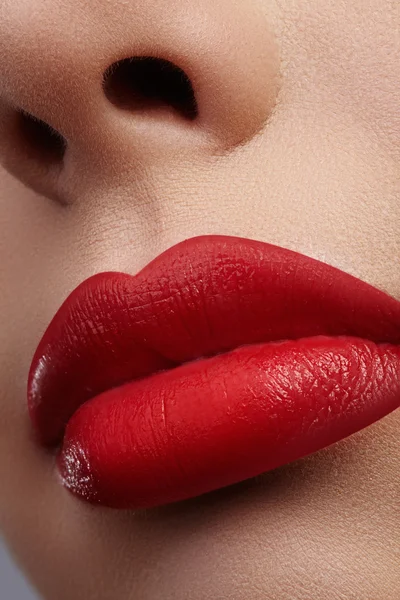 Szczelnie usta kobiety makijaż moda czerwony. Piękne kobiece usta, usta pełne idealny makijaż. Klasyczne Wizaż. Część kobiet twarz. Makro pchnięciu piękny makijaż na pełne usta. — Zdjęcie stockowe