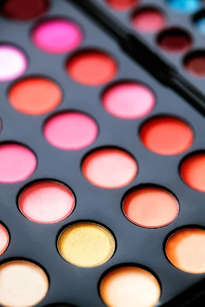 Gros plan macro de la palette lipgloss. Cosmétiques de salon colorés pour maquilleur. Produit de maquillage vibrant. Concentration douce — Photo