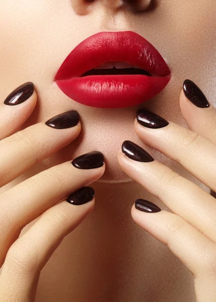 Zbliżenie: usta kobiety makijaż moda red i manicure. Piękne kobiece usta pełne z idealny makijaż. Klasyczny visage. Częścią twarz kobiety. Makro pchnięciu piękny makijaż na pełne usta. — Zdjęcie stockowe