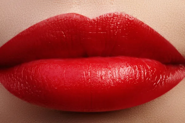 Gros plan des lèvres féminines avec un maquillage lumineux. Macro du visage de la femme. Maquillage des lèvres à la mode avec rouge à lèvres rouge. Tournage horizontal — Photo