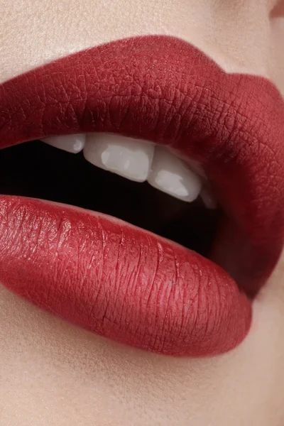 Close-up dari bibir wanita dengan fashion red make-up. Cantik mulut perempuan, bibir penuh dengan makeup yang sempurna. Tampang klasik. Bagian dari wajah wanita. Pukulan Makro yang indah make up di bibir penuh . — Stok Foto