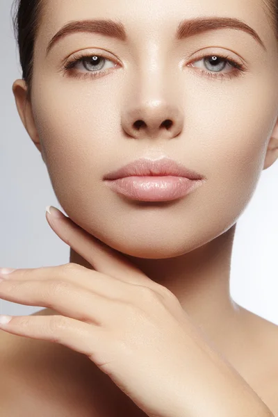 Hermosa mujer joven con una piel brillante perfecta y limpia, maquillaje de moda natural. Mujer de cerca, aspecto de spa fresco — Foto de Stock