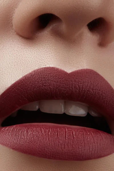 Close-up van vrouw lippen met mode rode make-up. Prachtige vrouwelijke mond, volle lippen met perfecte make-up. Klassieke visage. Een deel van het vrouwelijke gezicht. Macro-opname van mooie make-up op volle lippen — Stockfoto