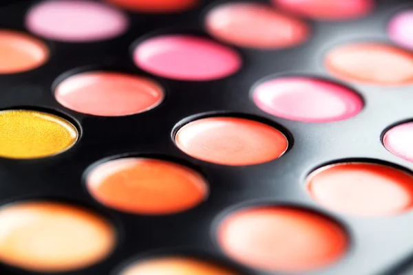 Close-up macro shot de paleta de batom. Cosméticos de salão coloridos para maquiador. Produto de maquilhagem vibrante. Foco suave — Fotografia de Stock