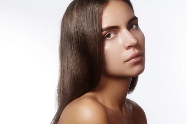 Mulher bonita com rosto limpo, pele brilhante, maquiagem natural de moda, sobrancelhas de perfeição. Penteado bonito do pão. Retrato de spa, cosméticos naturel, aparência fresca saudável — Fotografia de Stock