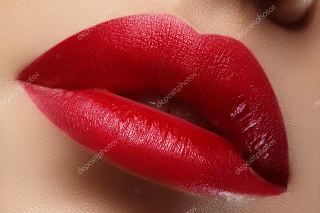 Nahaufnahme Der Lippen Der Frau Mit Modisch Rotem Make Up Schoner Weiblicher Mund Volle Lippen Mit Perfektem Make Up Klassische Visage Teil Des Weiblichen Gesichts Makroaufnahme Von Schonem Make Up Auf Vollen Lippen Stockfotografie
