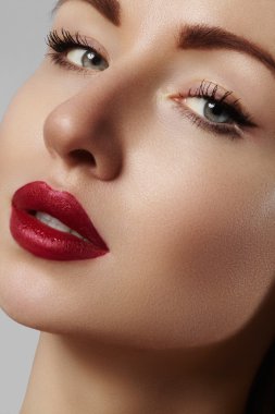 Güzel model moda makyaj ile. Yakın çekim portre seksi kadınla glamour dudak parlatıcısı makyaj ve siyah eyeliner makyaj. Kadeh kutlamak son saatlerinde yanında bulunanlar, temiz cilt, kırmızı ruj, kaşları dudaklarla