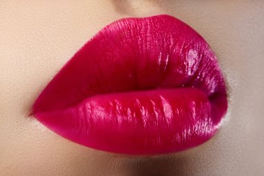 Kadının dudakları ile moda kırmızı makyaj close-up. Güzel kadın ağzı, mükemmel makyaj ile dolgun dudaklar. Klasik sima. Kadın yüzü parçası. Makro çekim dolgun dudaklar üzerinde güzel makyaj.