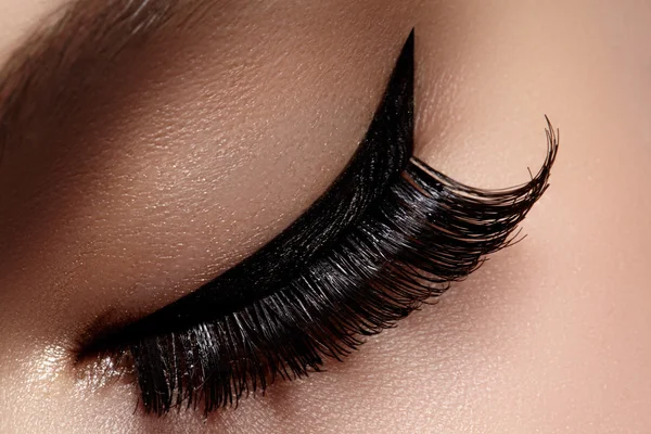 Beautiful face makeup. Extremal long eyelashes. Perfect make-up closeup. Part of female face. Glamour lashes and black eyeliner make up. Perfect art, cosmetic and beauty. Eye with false lash — Stock Photo, Image