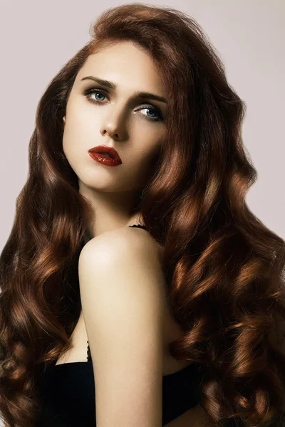Temiz cilt, parlak kırmızı saçlar, moda makyaj güzel genç kadın. Glamour makyaj, mükemmel kan dudaklar. Kıvırcık saç modeli ile seksi zencefil kadın portre — Stok fotoğraf