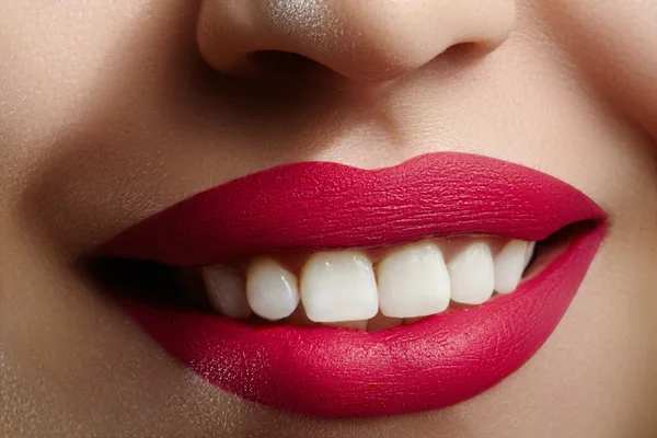 Piękny uśmiech Wybielanie zębów. Zdjęcia stomatologiczne. Idealny makijaż usta. Szczęśliwy uśmiech zdrowie kobiet. Makro strzał szczegół usta kobiety. Dbają o ząb — Zdjęcie stockowe