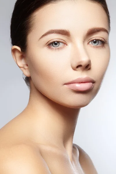 Hermosa mujer joven con una piel brillante perfecta y limpia, maquillaje de moda natural. Mujer de cerca, aspecto de spa fresco — Foto de Stock